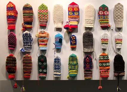 Bild med många stickade vantar