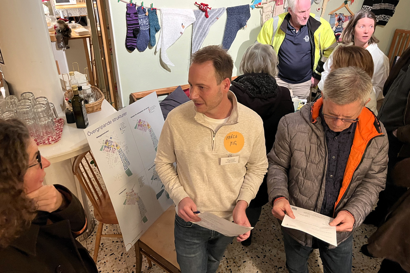 en grupp människor står på ett café och pratar