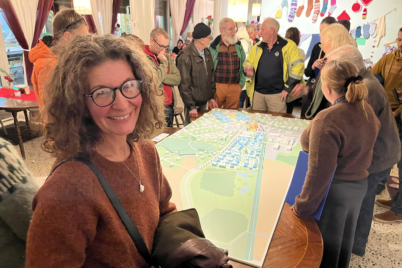 glad kvinna framför modellen av centrala rimbo