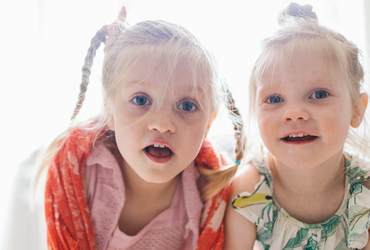 Två glada förskolebarn.