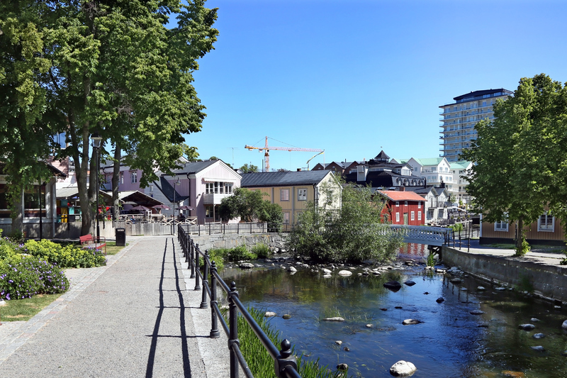 Bild med byggnader vid vattnet i Norrtälje stad 