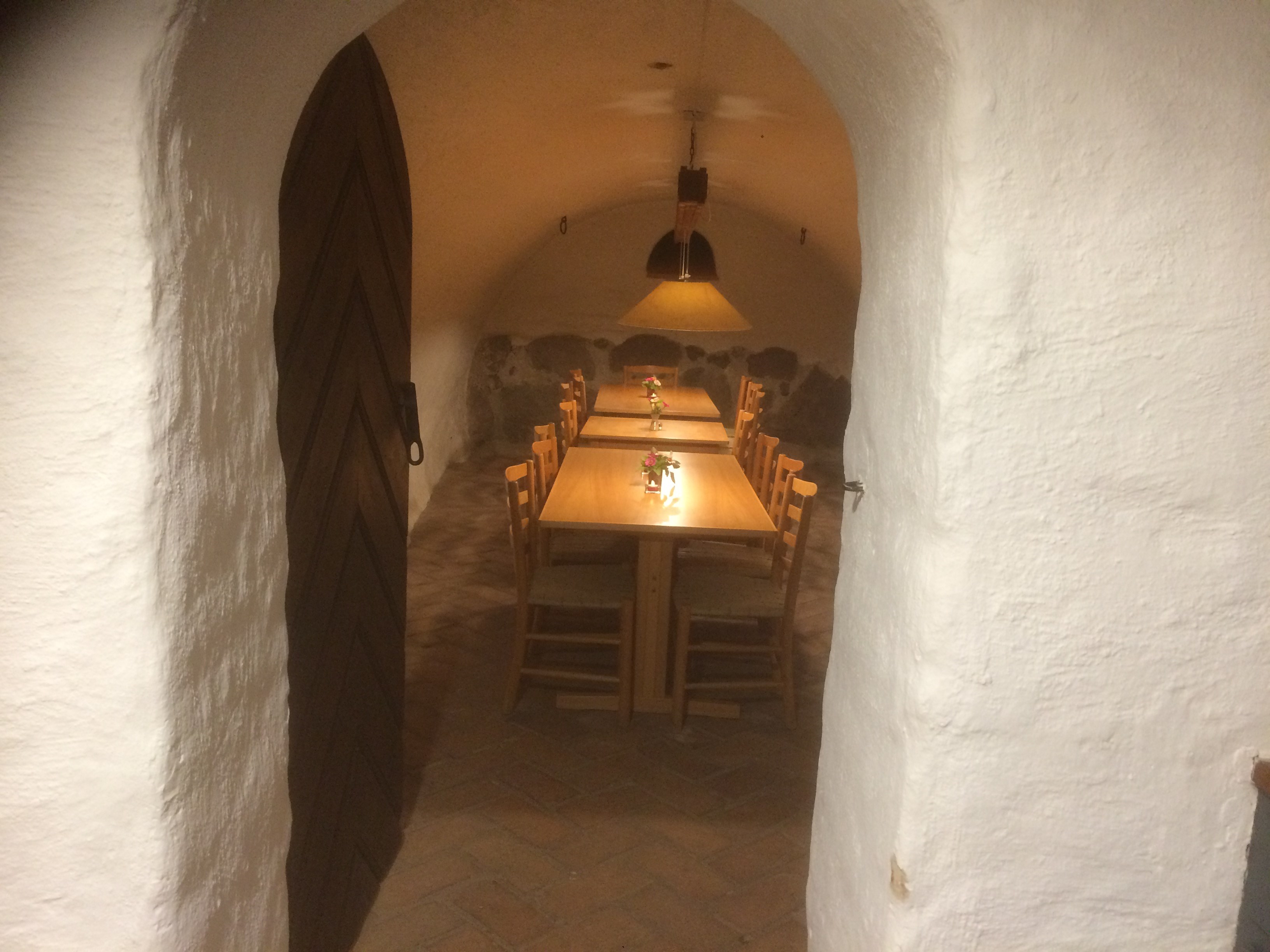 Bilden visar ett av de medeltida källarvalvens rum.