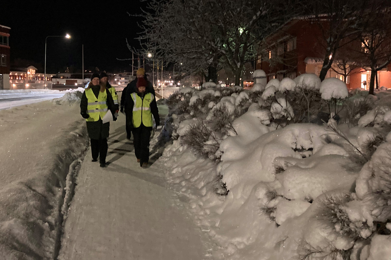 Personer på promenad på kvällen