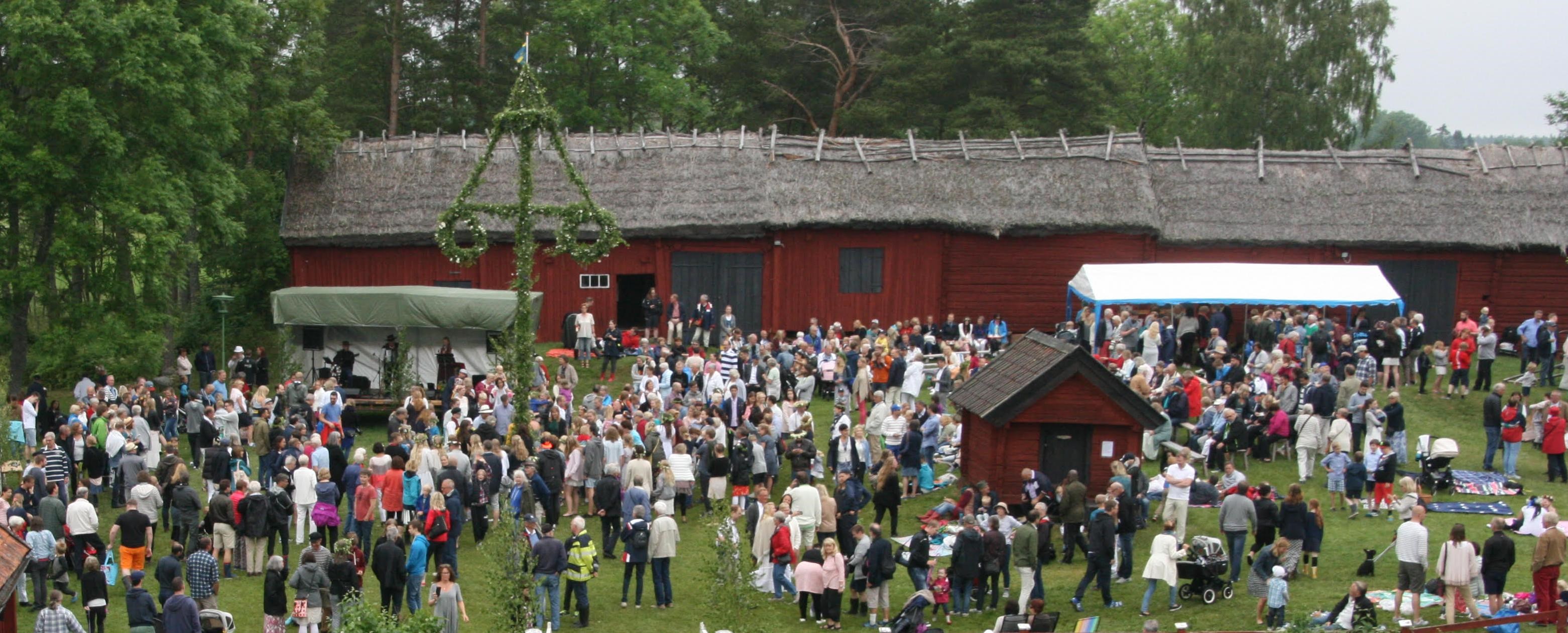 Många som vill dansa runt stången
