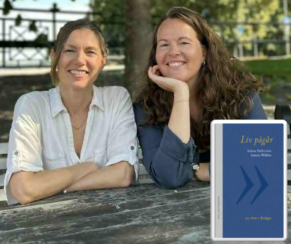 Författarna Joanna Wåhlin och Selene Hellström porträtteras leendes. De sitter under ett träd vid ett bord. I det högra hörnet syns bokens framsida. 