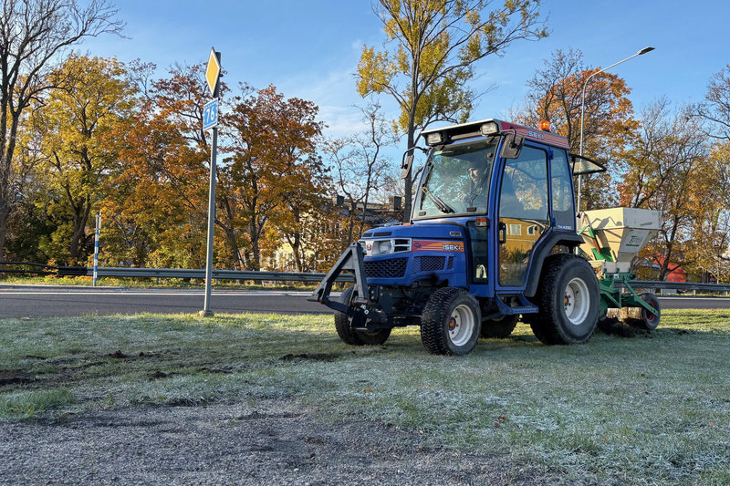 lökplanteringsmaskin bakom en liten traktor