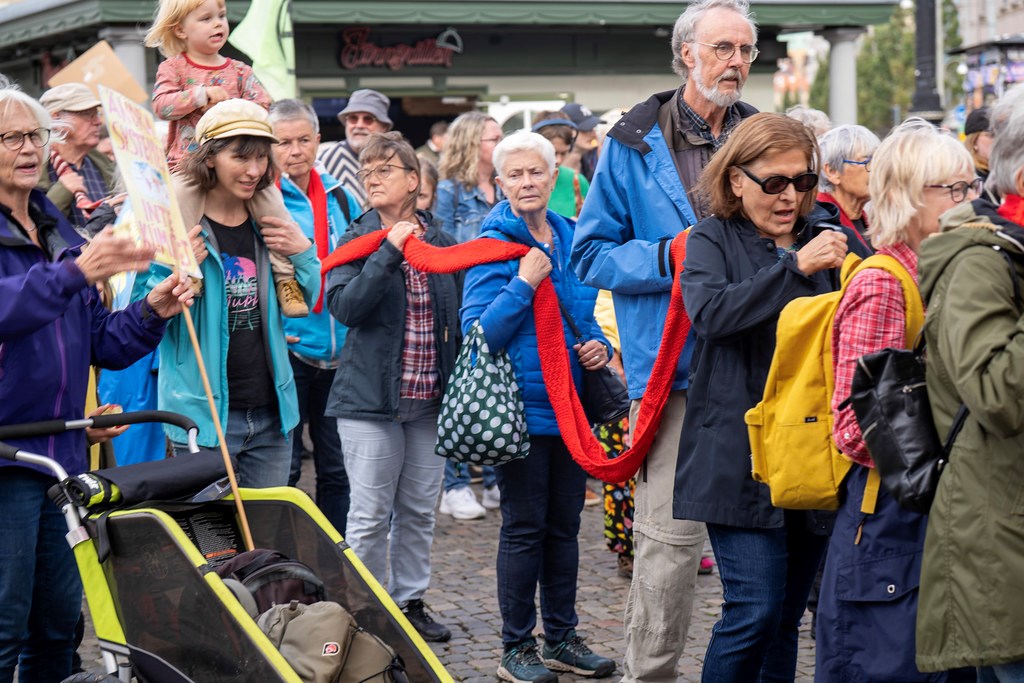 Personer som bär en stickning mellan sig