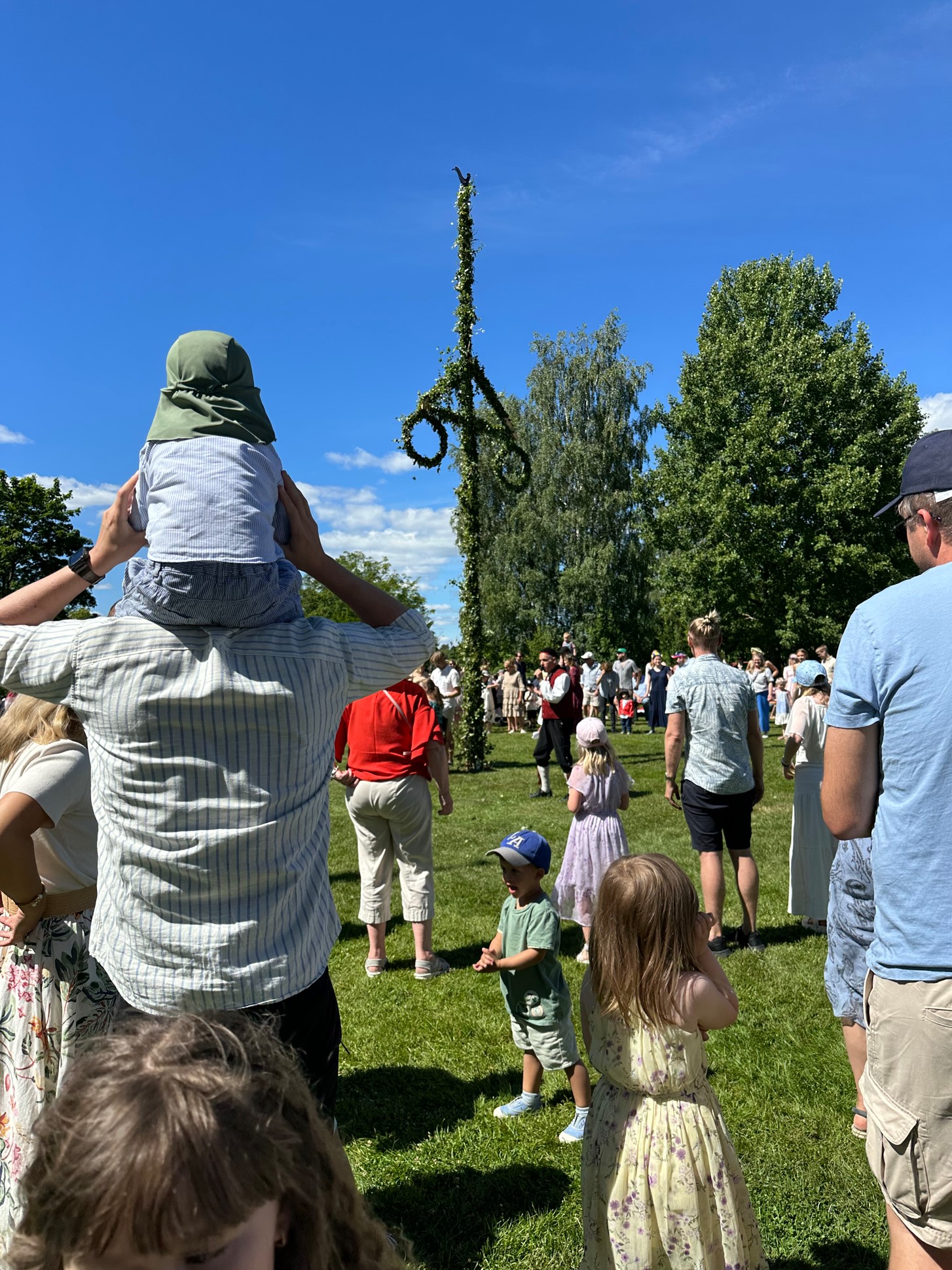 Dans kring midsommarstången