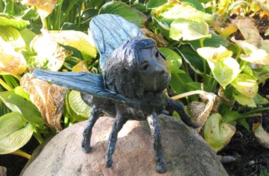 Den lilla skulpturen "Flyg Fula fluga flyg" ur skulpturgruppen "Flickan som försvann".