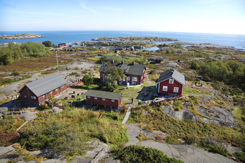 Flygfoto över röda byggnader vid kusten