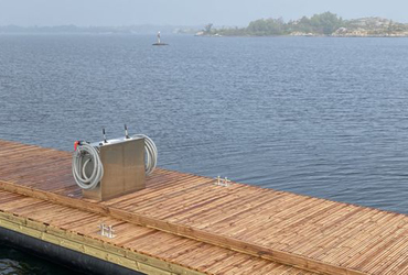 Bild på en brygga med en pump på.