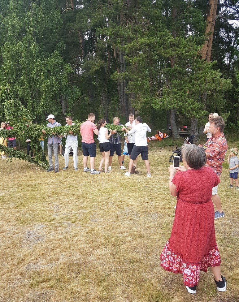 När midsommarstången är redo för resning.