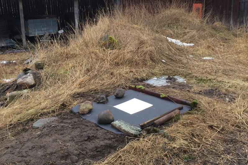 Vit fyrkant m&aring;lad p&aring; pappduk