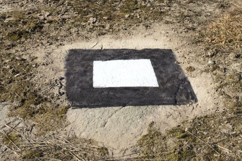 En vit fyrkant m&aring;lad p&aring; ett berg