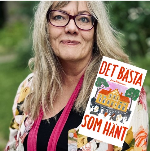 Författaren me sin nya bok.