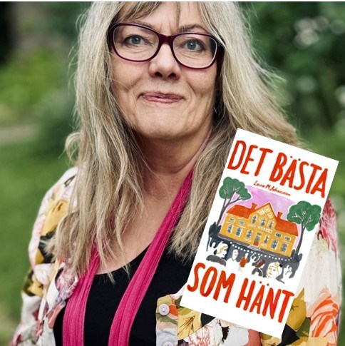 Författaren me sin nya bok.