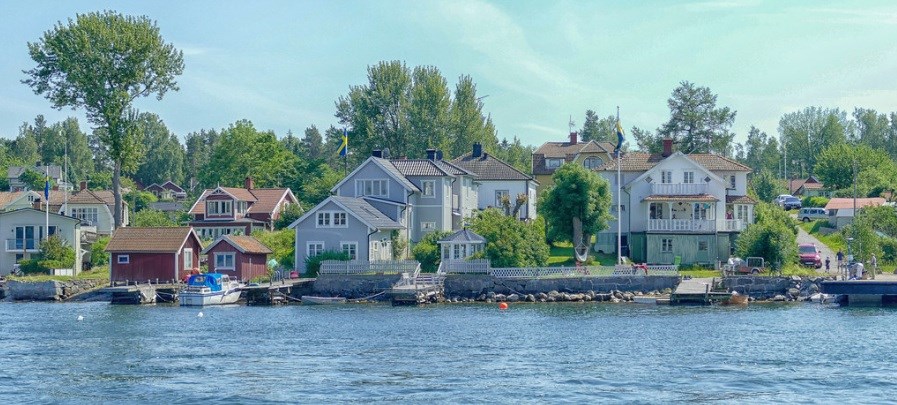 Bild från vattnet med delar av Köpmanholm i bakgrunden