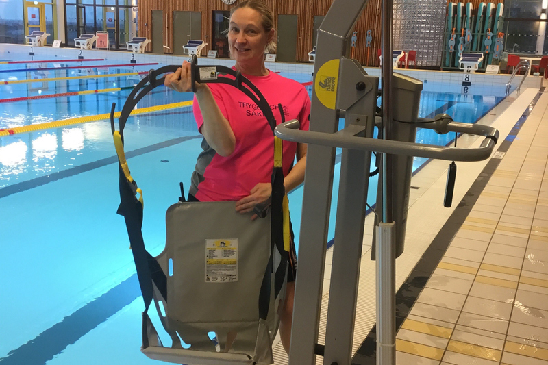 Camilla Dahlbeck visar upp den mobila handikappsliften