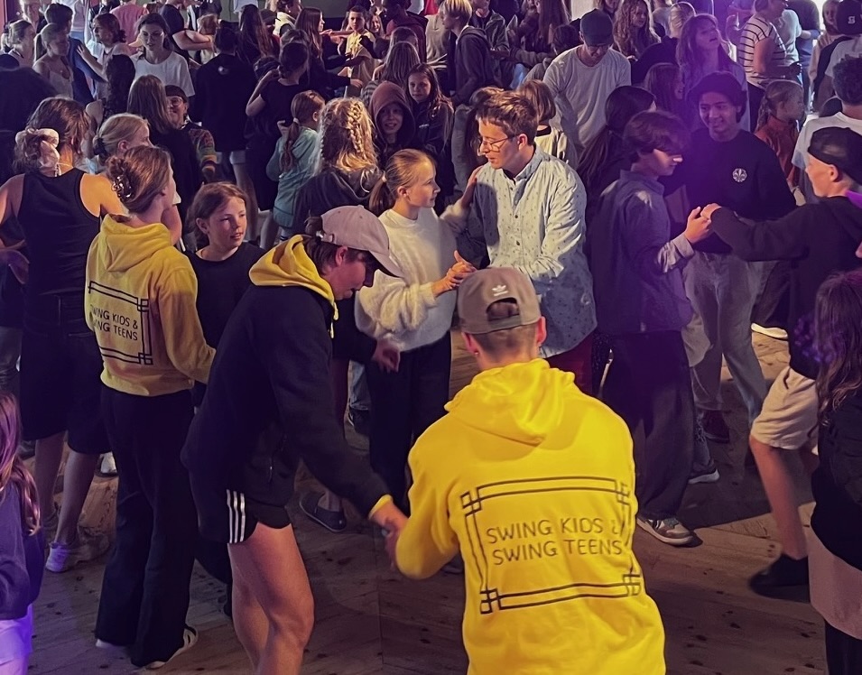 Dansare som dansar pardansen lindy hop.