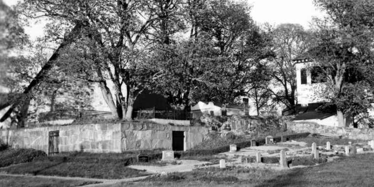Bild från kyrkan i Rö socken i svartvitt.