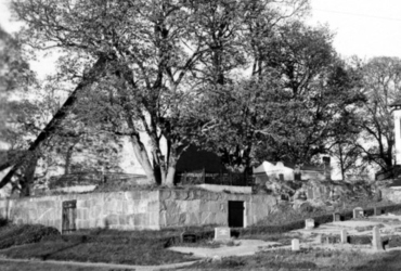 Bild från kyrkan i Rö socken i svartvitt.