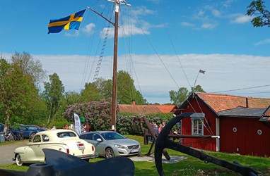Vid entrén till nationaldagsfirandet, med flaggan hissad i Elviras 27 meter höga mast på Kaplansbacken, Väddö..