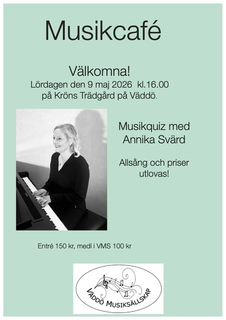 Bild på Annika vid pianot