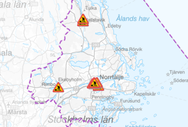 Karta över Norrtälje kommun med vägarbetsskyltar uppsatta i tätorterna