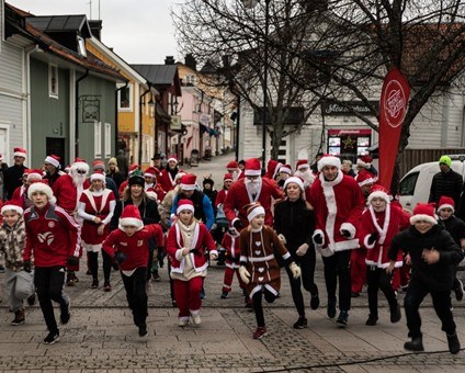 Bild på när både barn och vuxna springer i tomteloppet