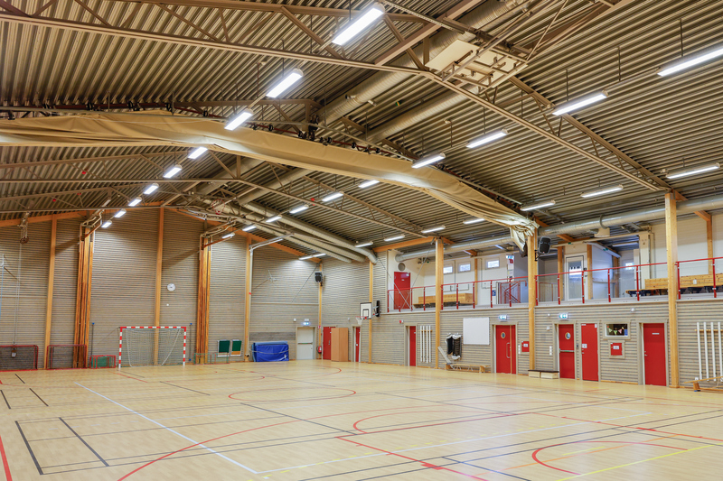 sporthall med fotbollsmål