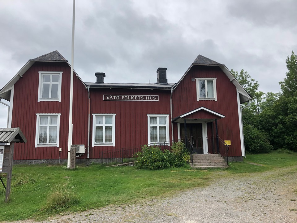 Bild på Vätö folkets hus som ligger på höger sida av vägen.