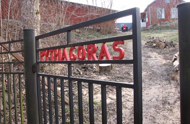 Grinden och stigen upp till Pythagoras Motorfabrik.
