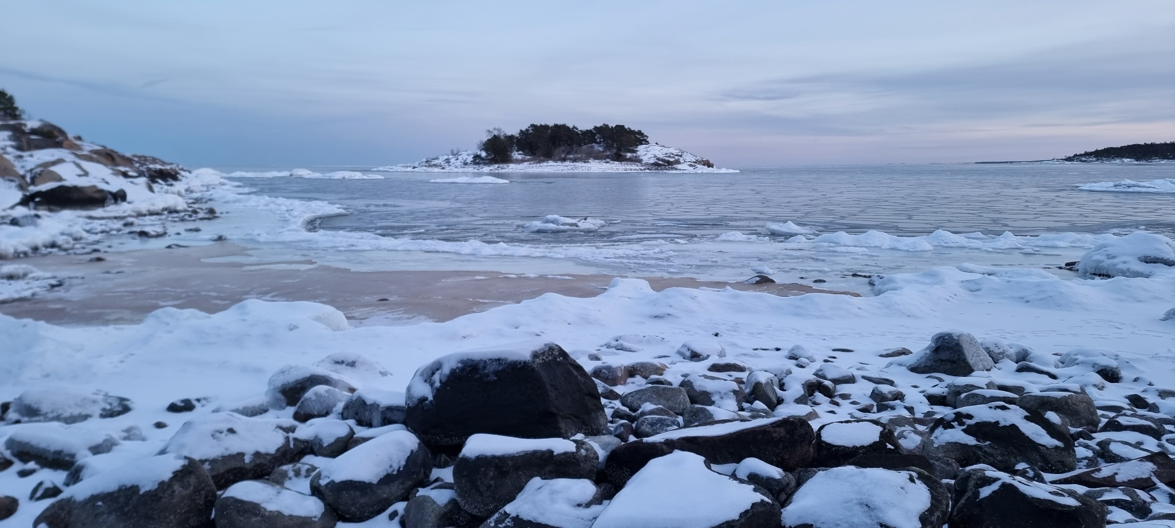 Vy över havet och Loskäret i Grisslehamn