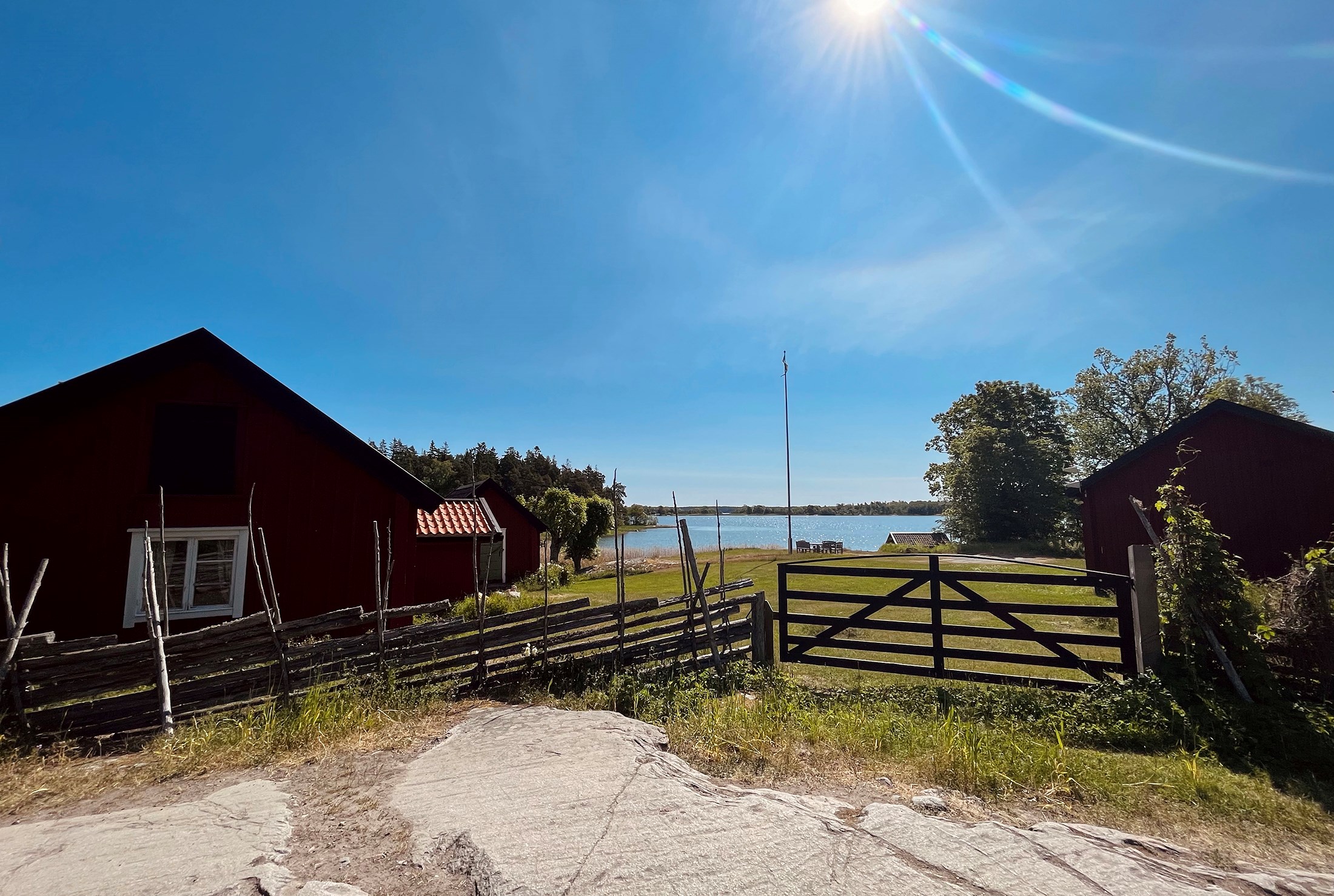 Skärgårdssommar i svensk kulturbyggd.
