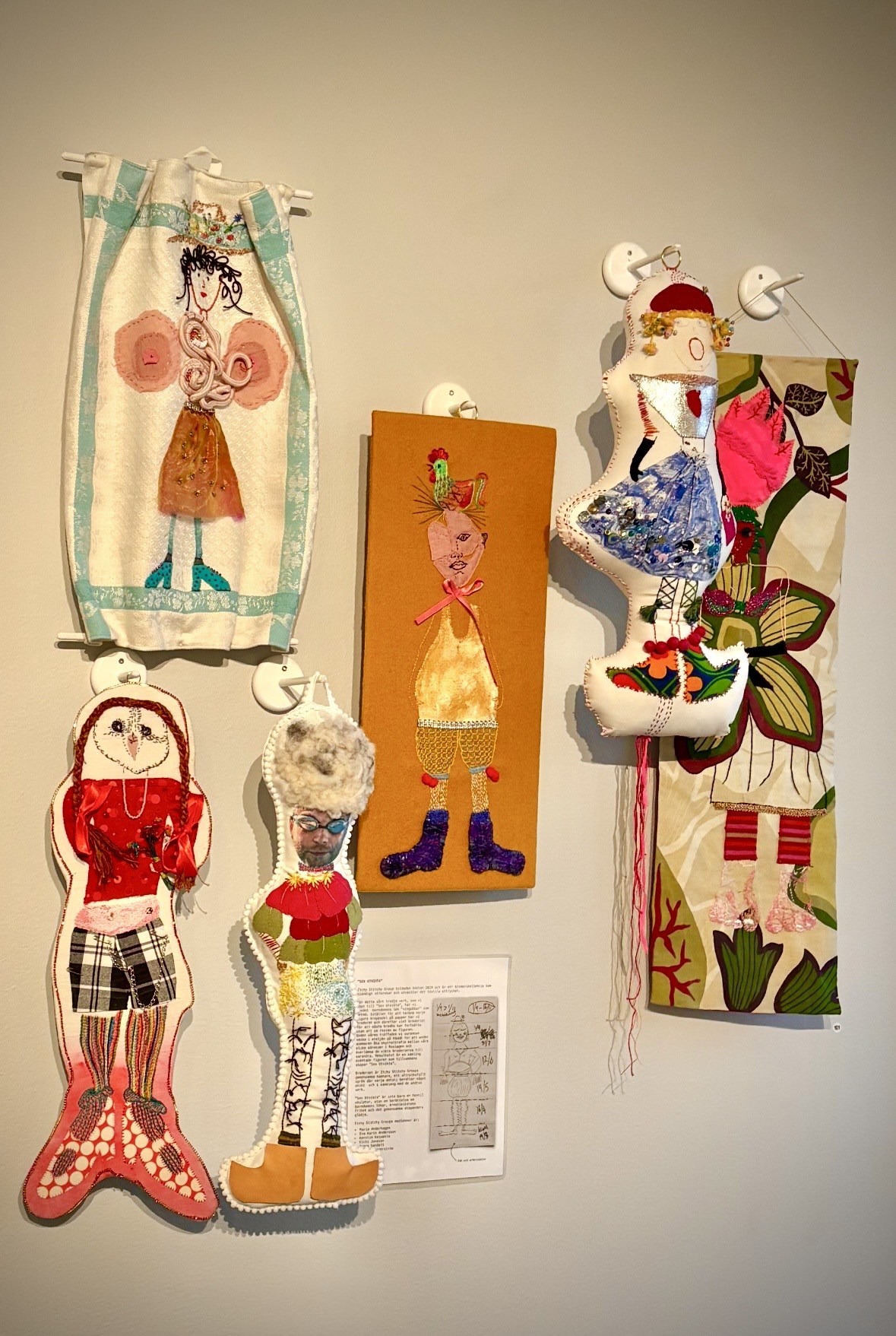 Fantasirika broderade och tavlor och figurer 