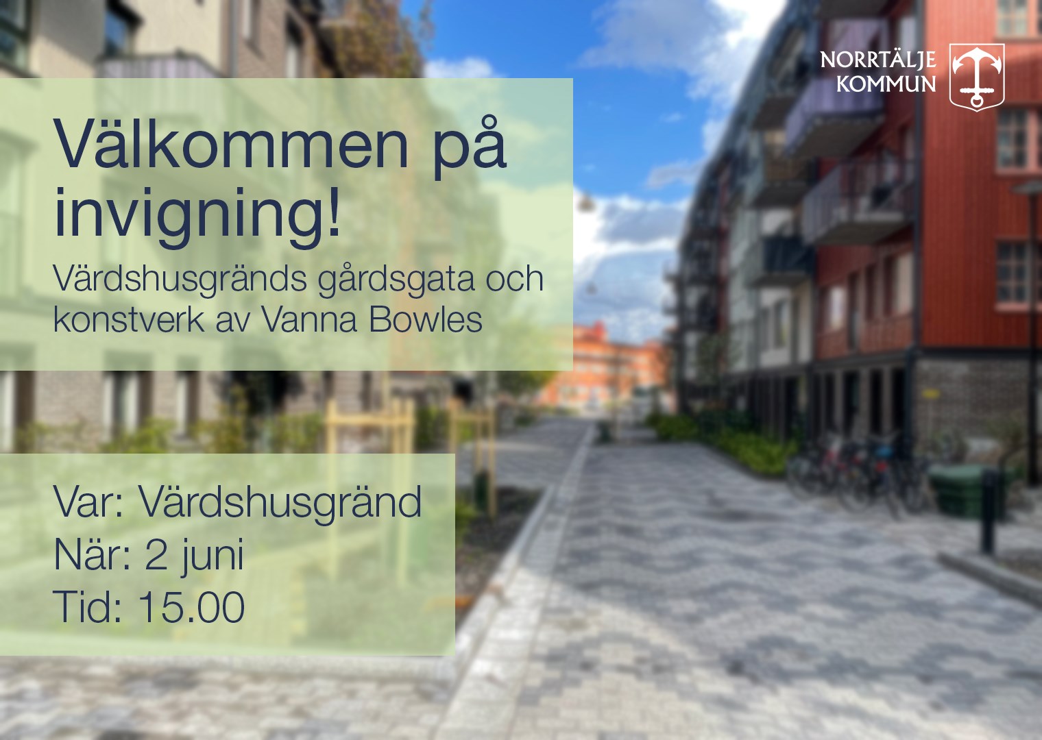 Suddig bild på gårdsgatan med information om tid och plats för invigningen.