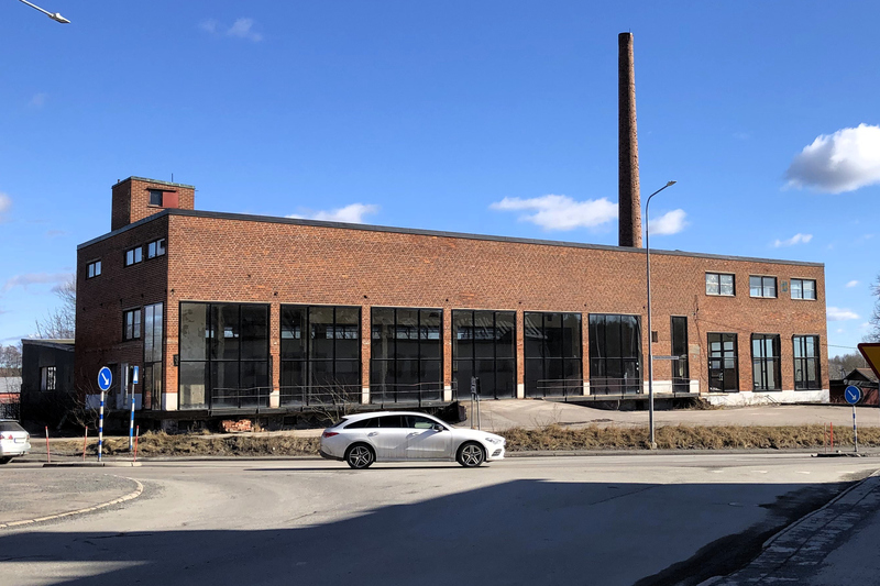 Galten-byggnaden. En stor byggnad i tegel med stora fönster ut mot gatan och en hög skorsten.