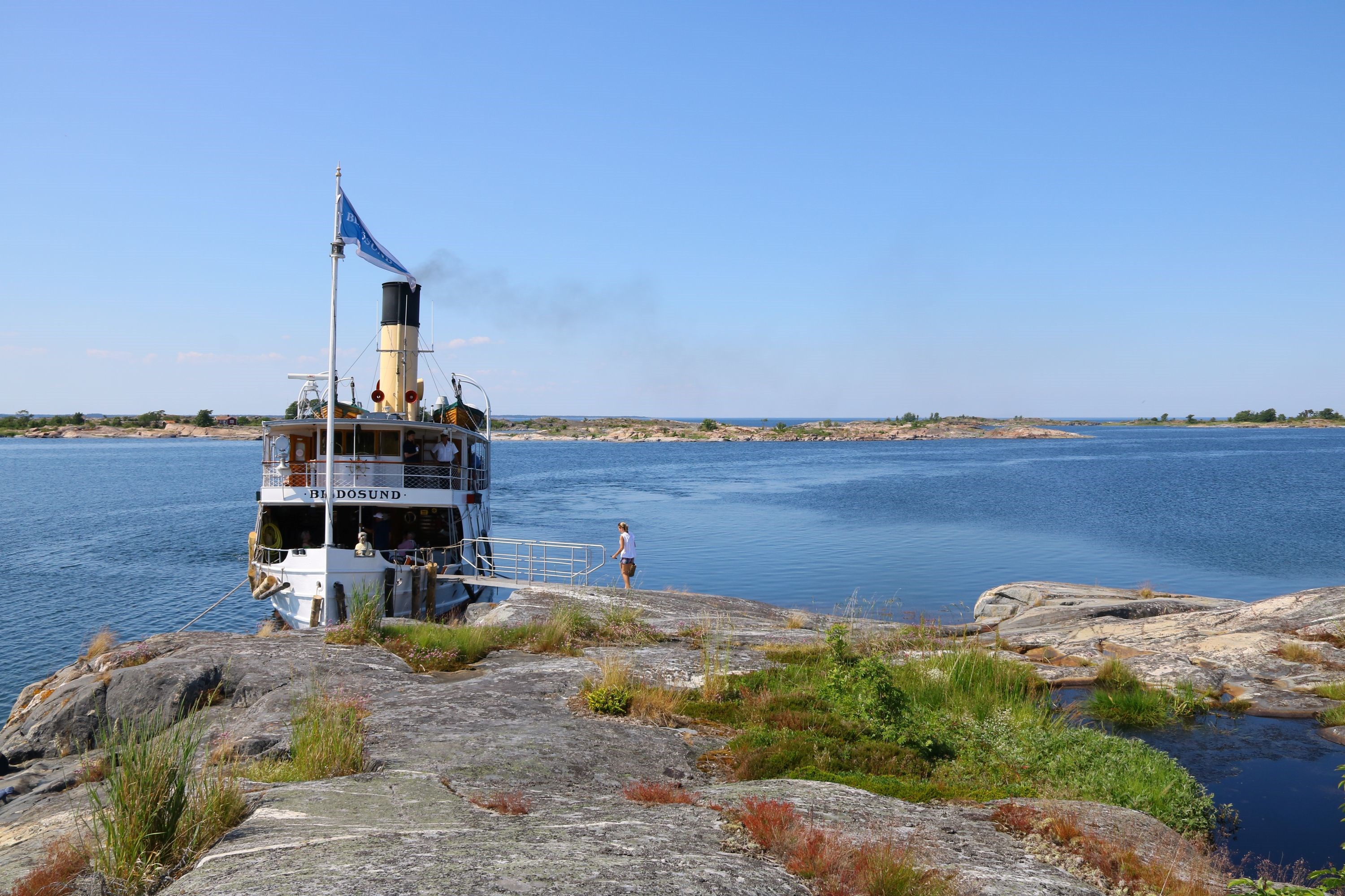 Ångfartyget Blidösund vid klipporna på Himmelskär