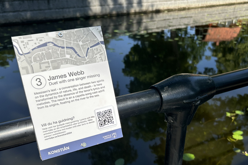 En skylt där det står James Webbs namn