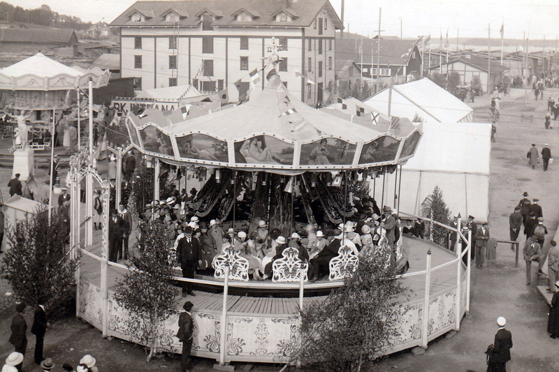 Svartvit historisk bild på karusell på Vegaplan i hamnen
