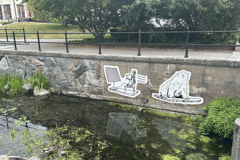 Illustrationer på stenmur intill Norrtäljeån