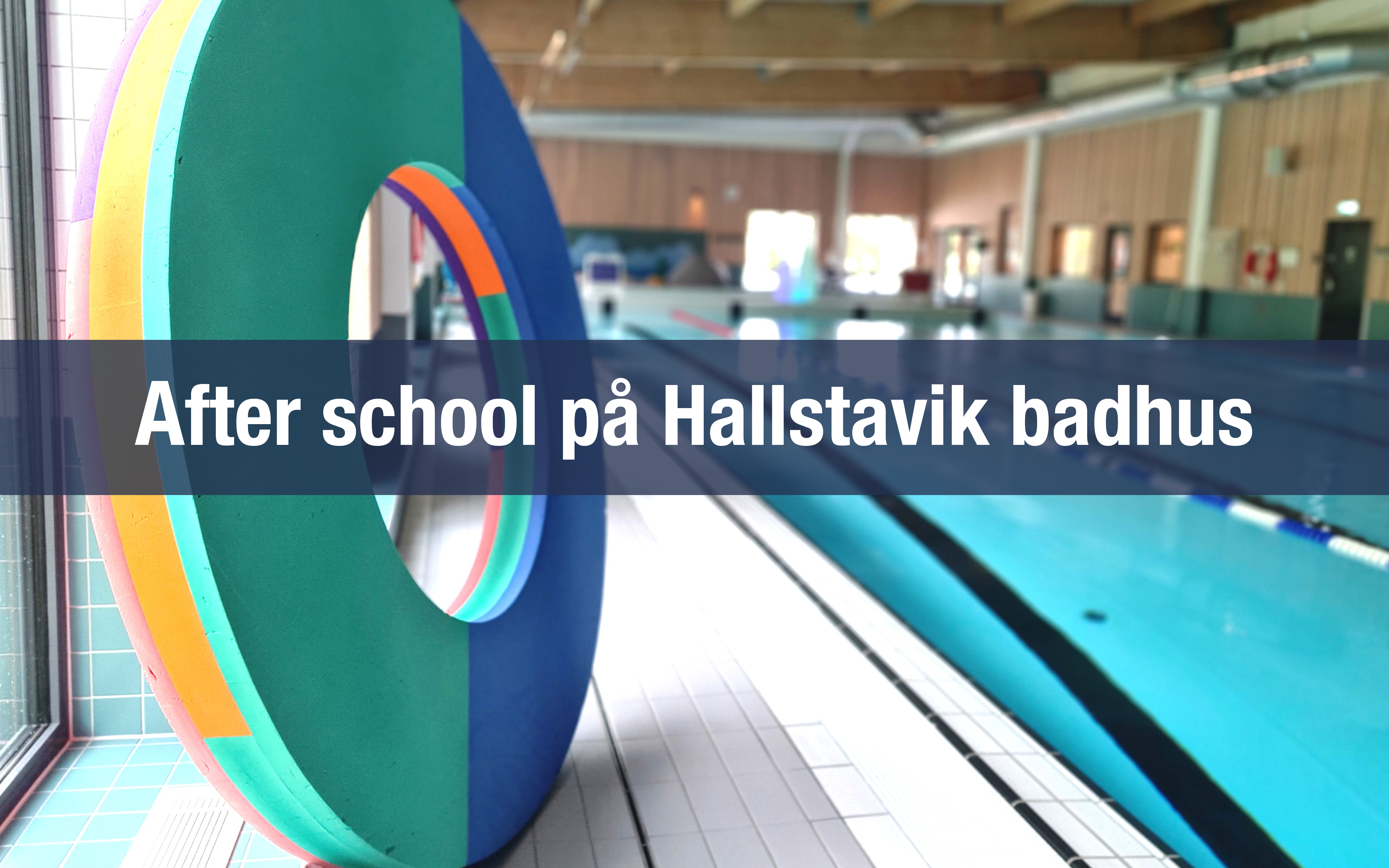 Bild på bassäng och ett flythjälpmedel i form av en ring står på sidan. Ringen är turkos. 