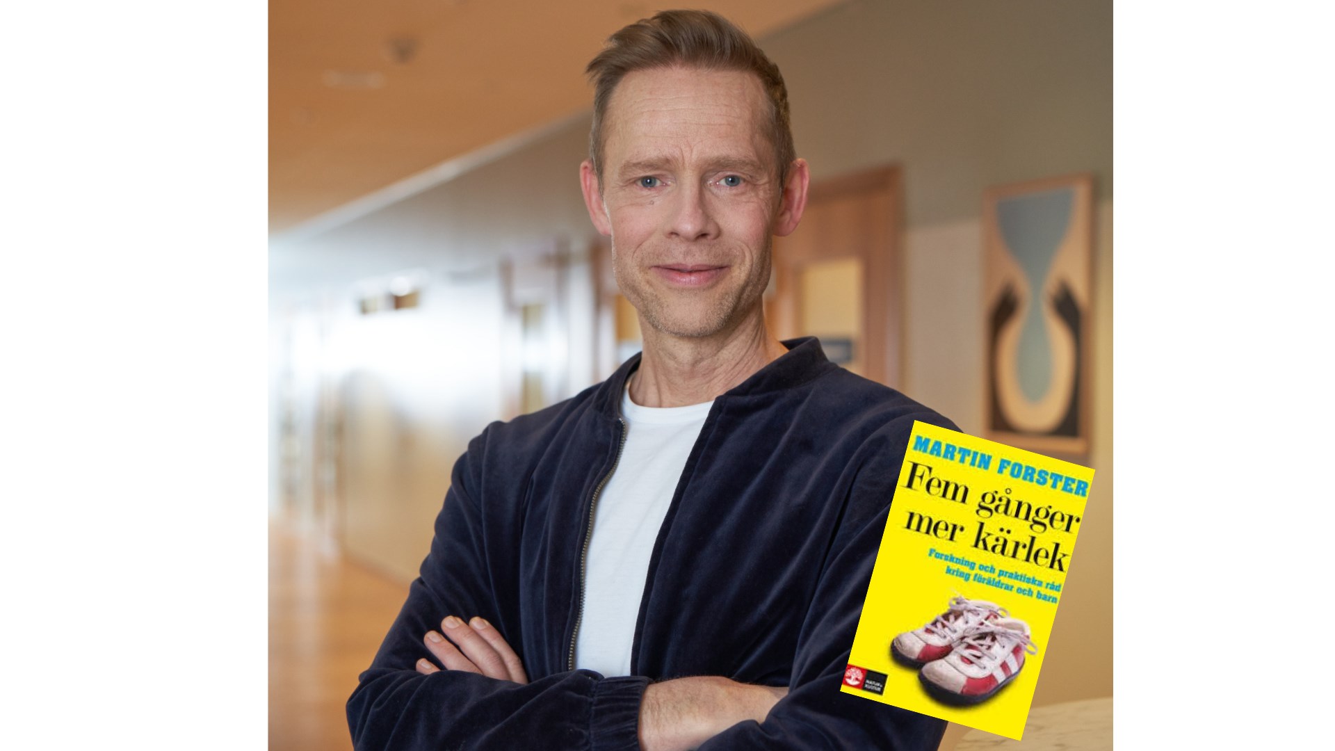 Bild på föreläsare Martin Forster samt boken fem gånger mer kärlek