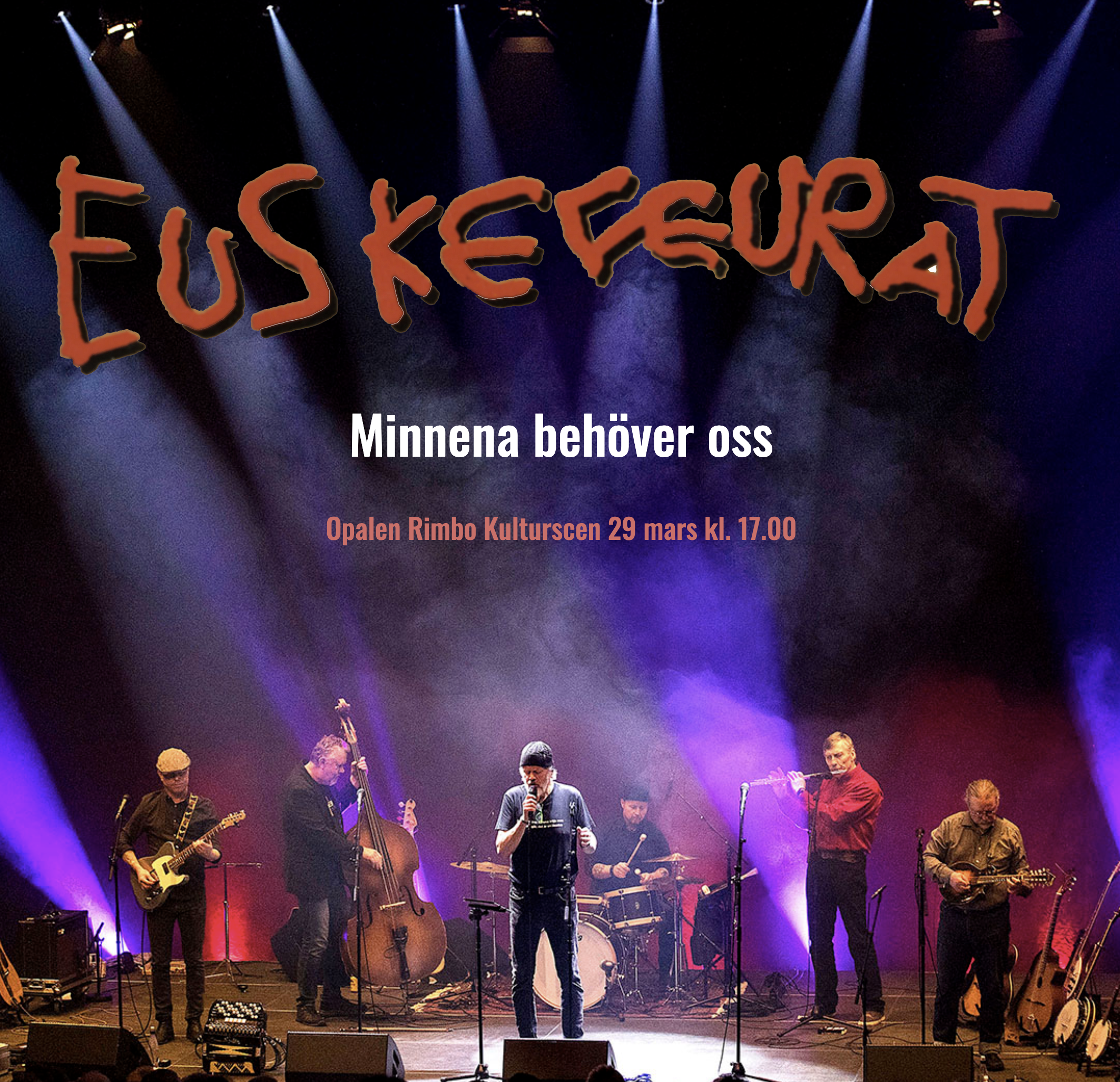 Gruppen Euskefeurat står på en scen och spelar på sina instrument