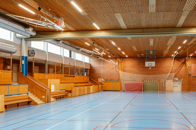 Sporthall med fotbollsmål och basketkorg