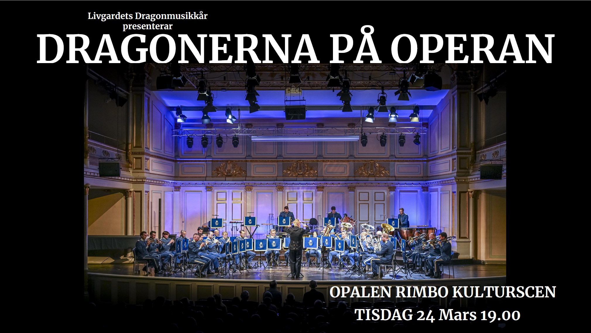 Livgardets dragonmusikkår samlade på scen med dirigent i förgrunden redo att sätta igång orkestern