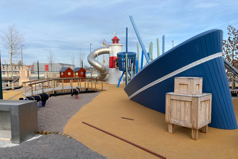 Lekpark med hamn- och skeppsinspirerad lekyta som till exempel ett skepp att klättra på och en ruschkana från ett fyrtorn.