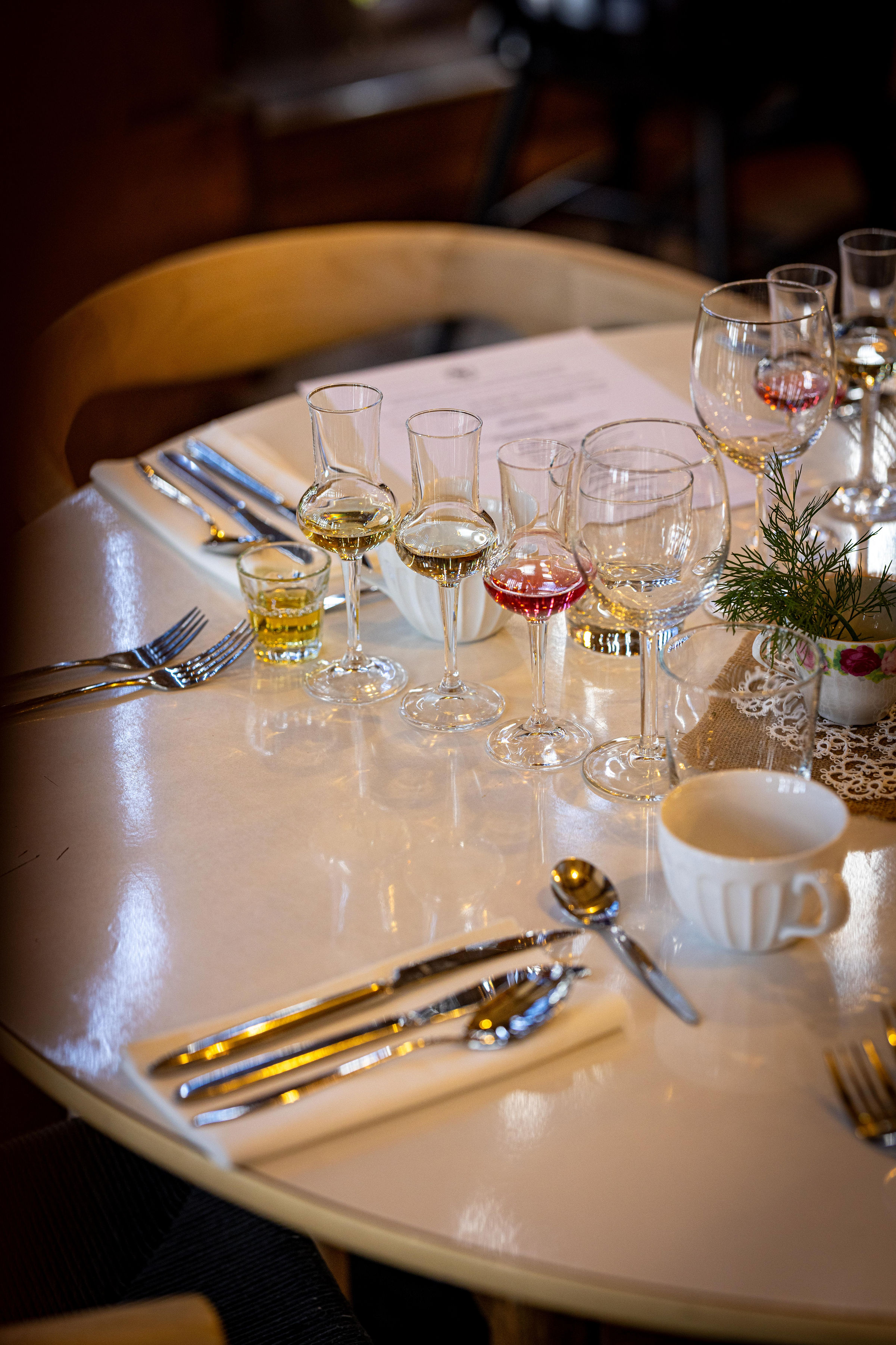 Ett uppdukat bord med flera glas fyllda med olika drycker