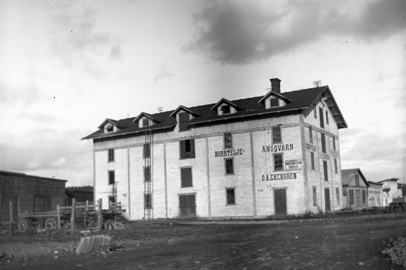 Exteriör bild av Norrtälje ångkvarn. Stor tegelbyggnad i fyra våningar.