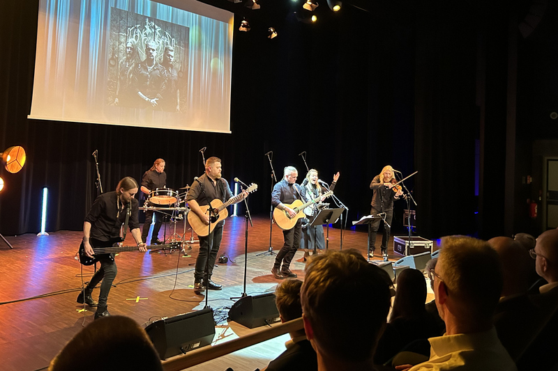 Rockbandet Månegarm framträder på scen